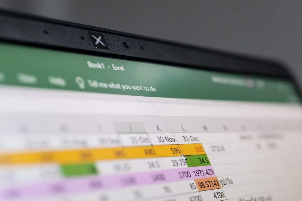 Tela do Excel mostrando diferentes tipos de planilha de controle de investimentos com dados organizados em linhas, colunas e cores.