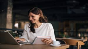 Mulher estudando sobre orientação a objetos python