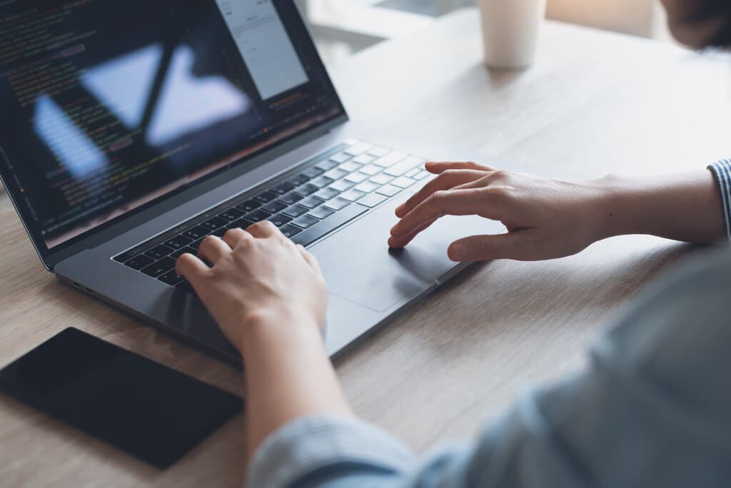 Profissional no notebook programando com orientação a objetos python