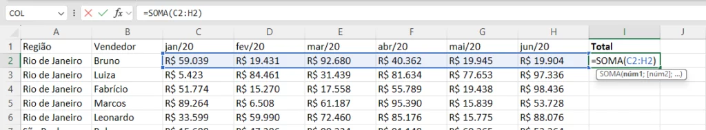 fórmula =SOMA(C2:H2) aplicada na planilha de vendas com o total destacado