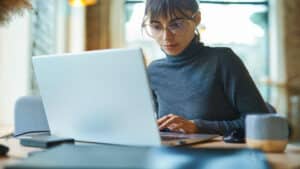 Profissional estudando power apps o que é