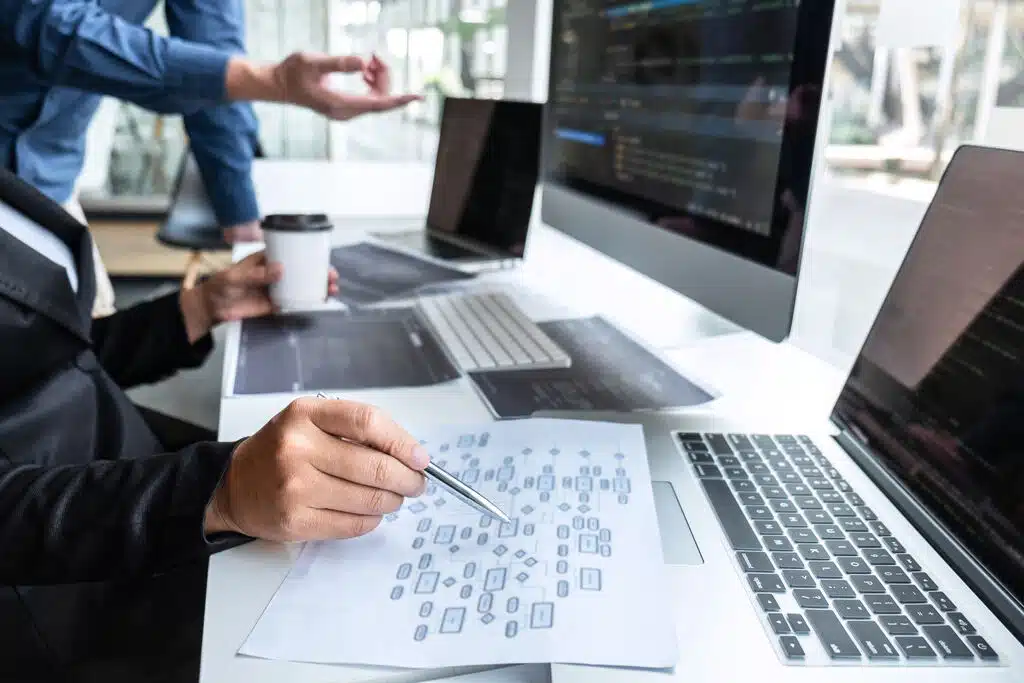 Profissionais na frente do computador entendendo como aprender sql do zero