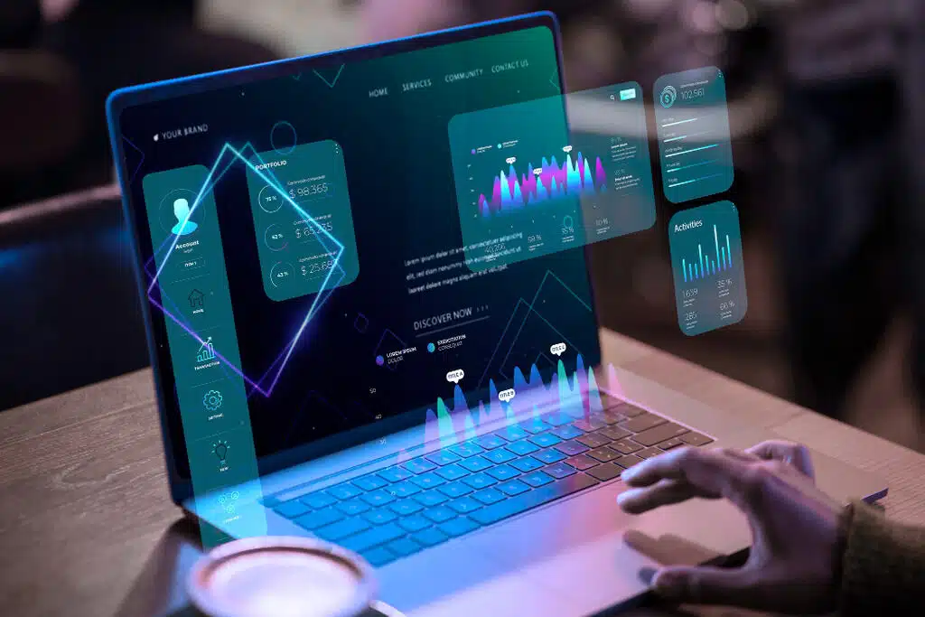 Pessoa no computador trabalhando com modelos de dashboard power bi
