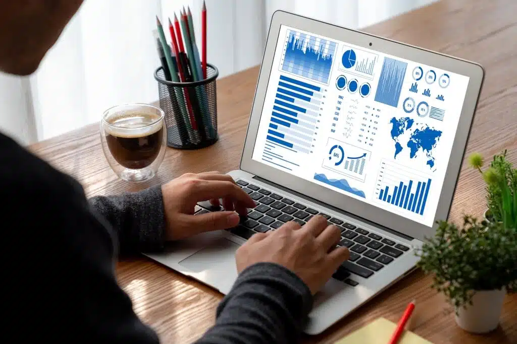 Analista de dados no computador trabalhando com modelos de dashboard power bi