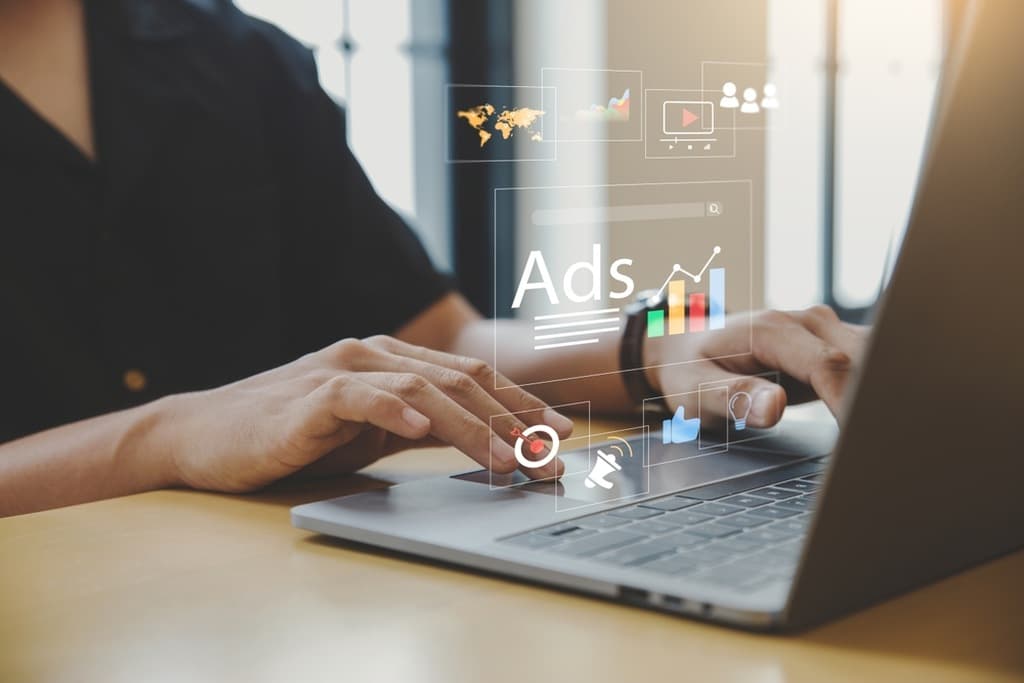 Analista no computador trabalhando com modelos de dashboard power bi