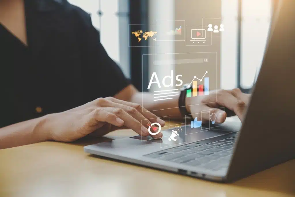 Analista no computador trabalhando com modelos de dashboard power bi