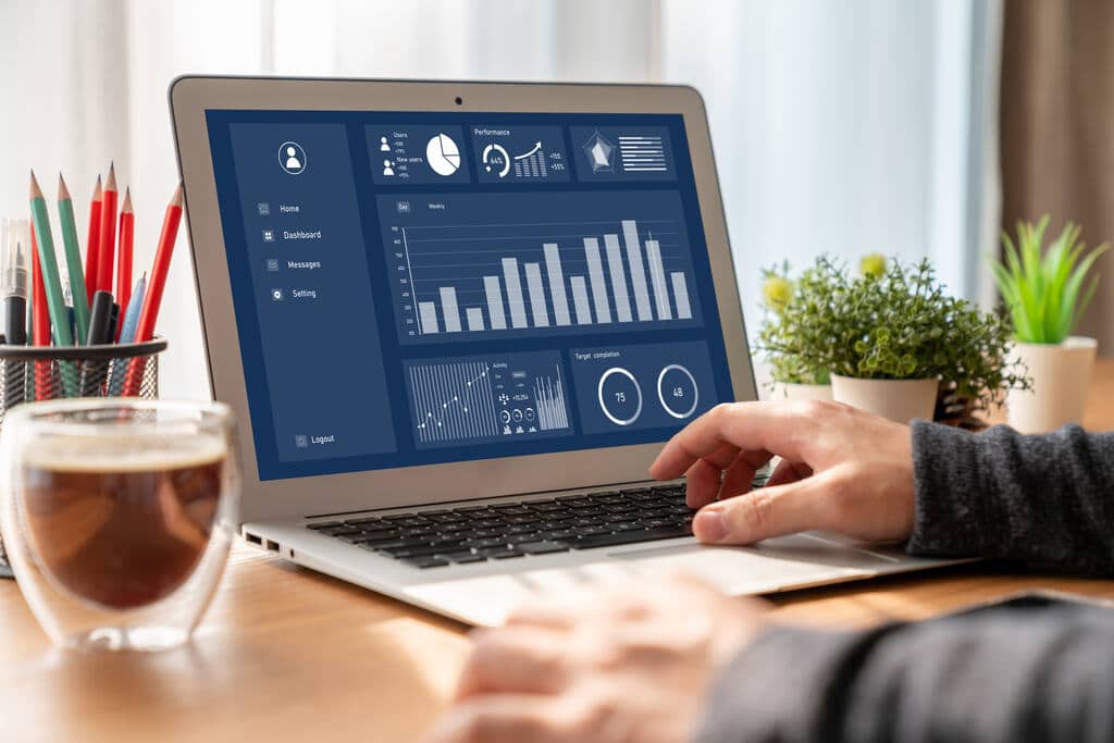 Executivo analisando dados do power bi