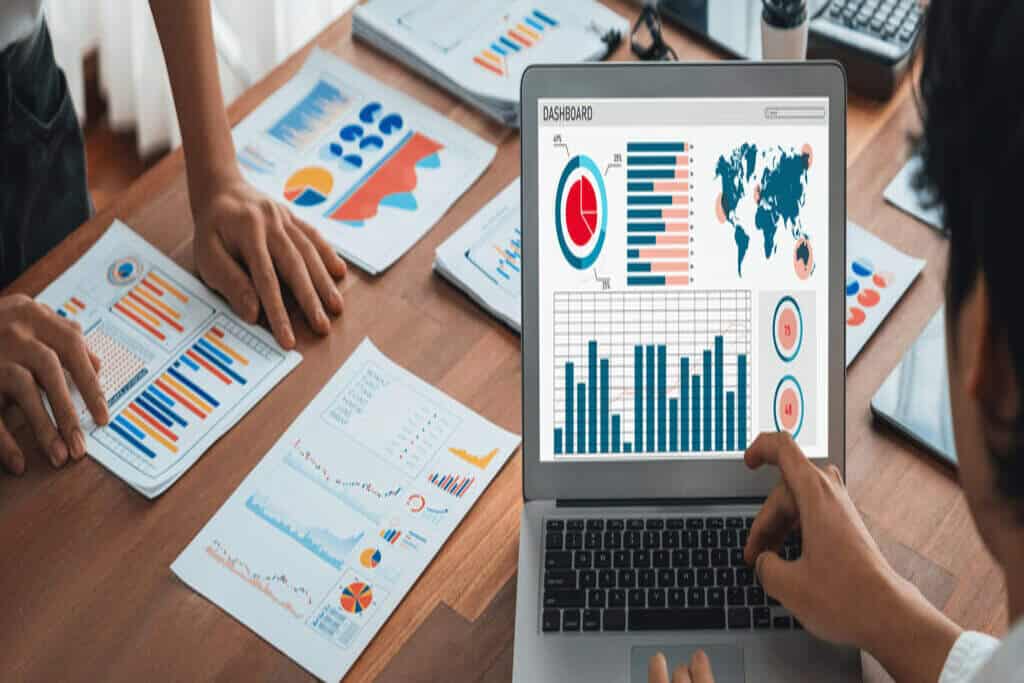 Pessoa analisando dados no computador e vendo o que é power bi
