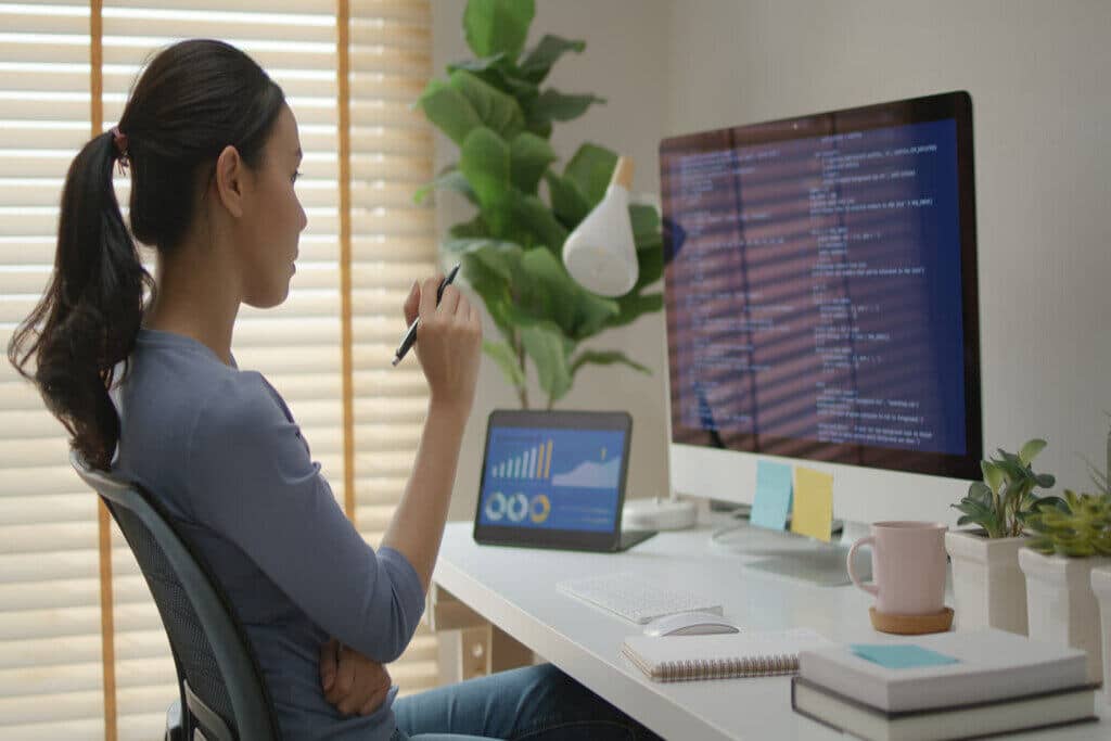 Profissional fazendo análise exploratória de dados no computador