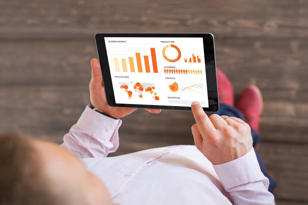 Profissional no tablet fazendo analise de dados com excel