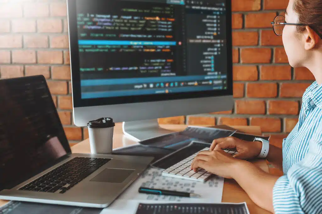 Profissional fazendo desafios de programação