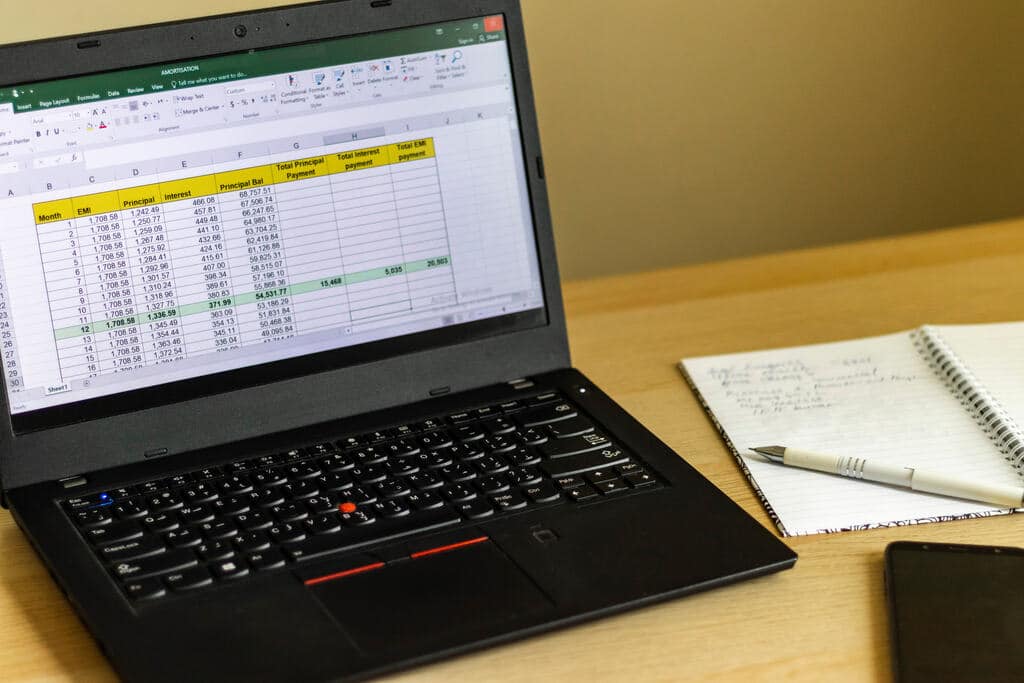 Analise de dados com excel na tela do notebook