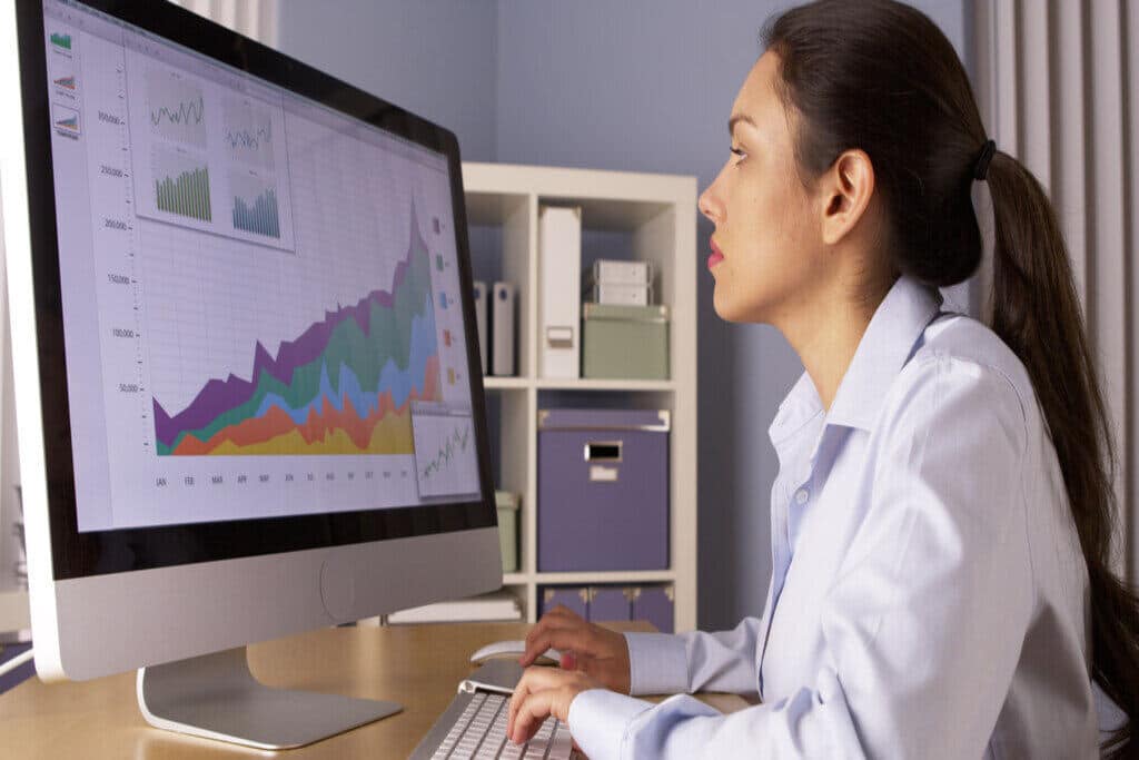 Profissional fazendo analise de dados com excel