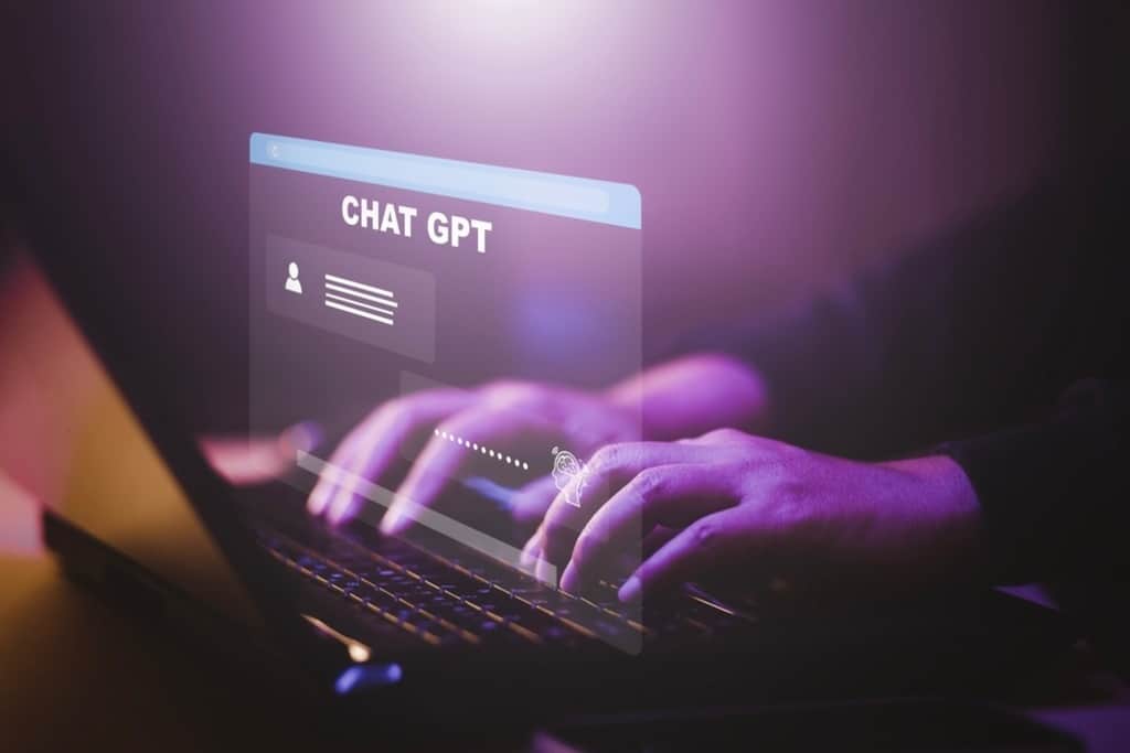 Profissional criando prompts inteligentes no ChatGPT no trabalho