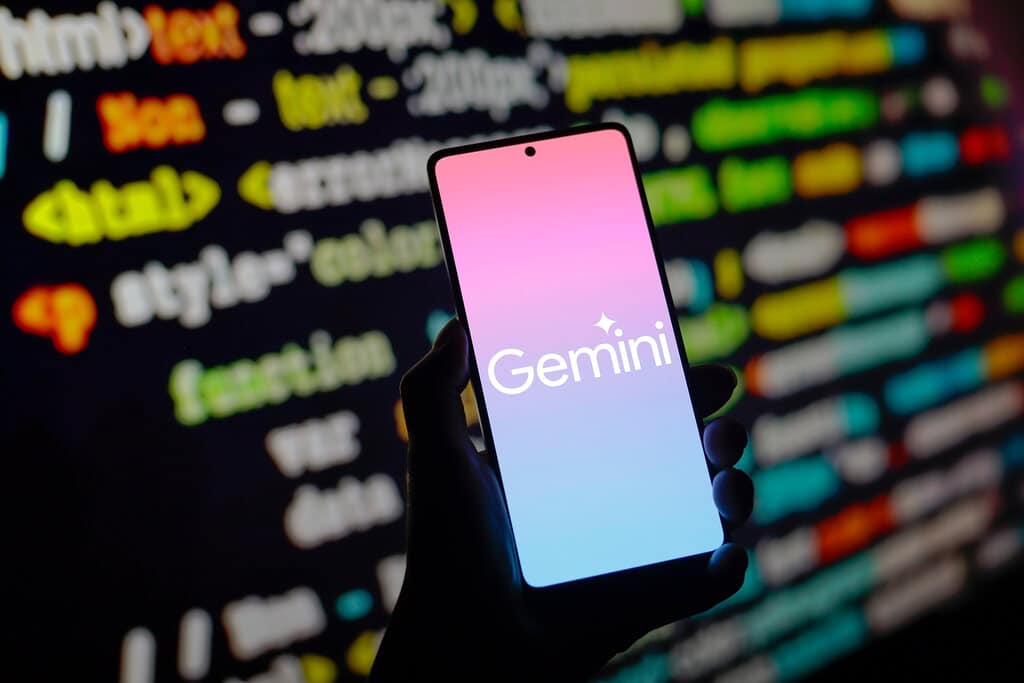 Celular com a frase gemini gems