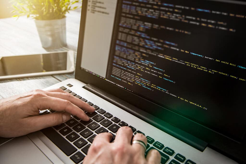 Pessoa no computador usando algoritmo e estrutura de dados