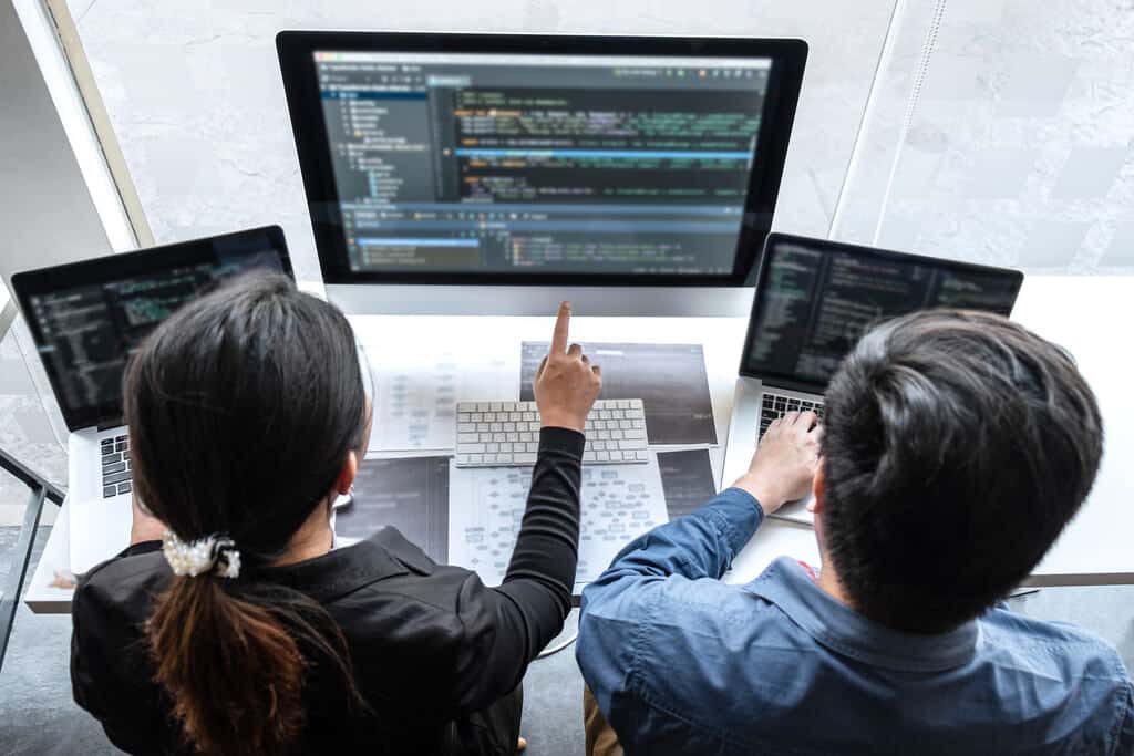 Profissionais estudando para entender como começar a trabalhar com programação