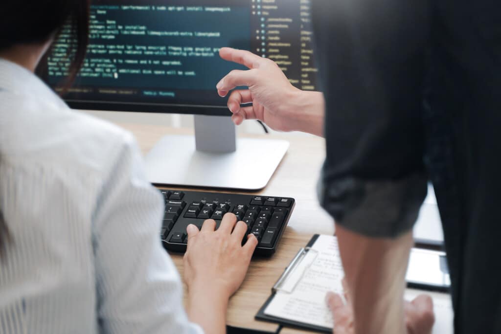 Pessoas estudando para entender como começar a trabalhar com programação