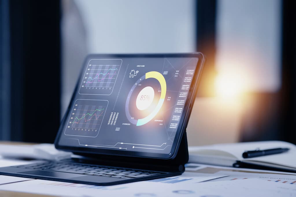 Computador com gráficos representando o currículo de analista de dados
