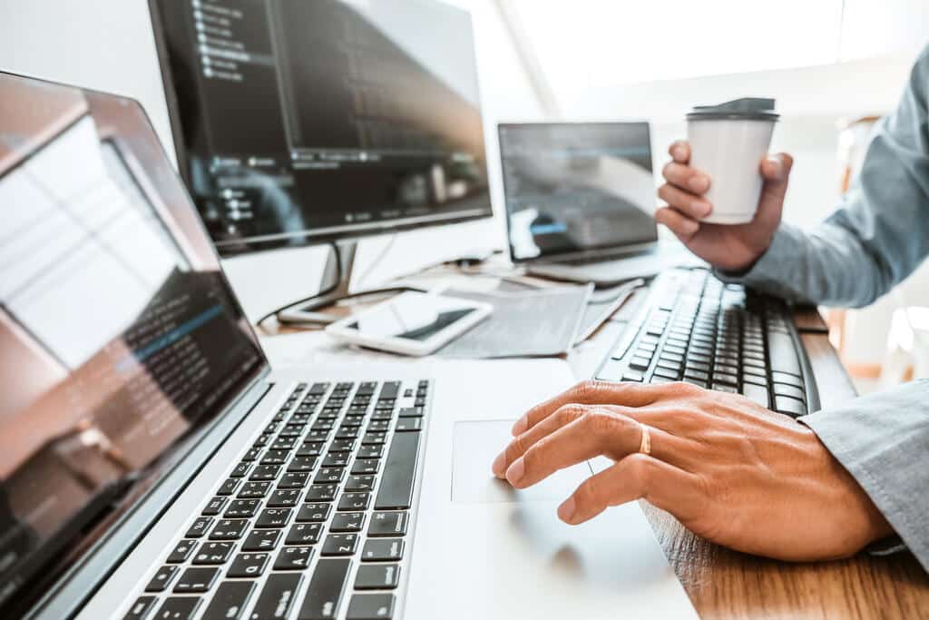 Profissional no computador entendendo o que é arquivo json