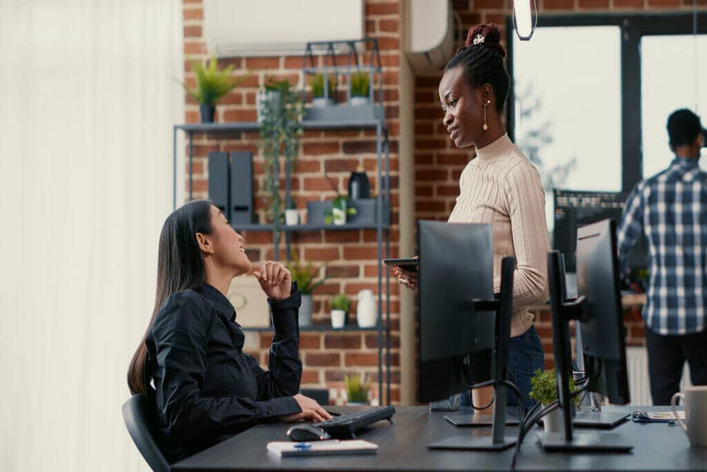 Profissionais na empresa conversando sobre quais são os tipos de inteligência artificial