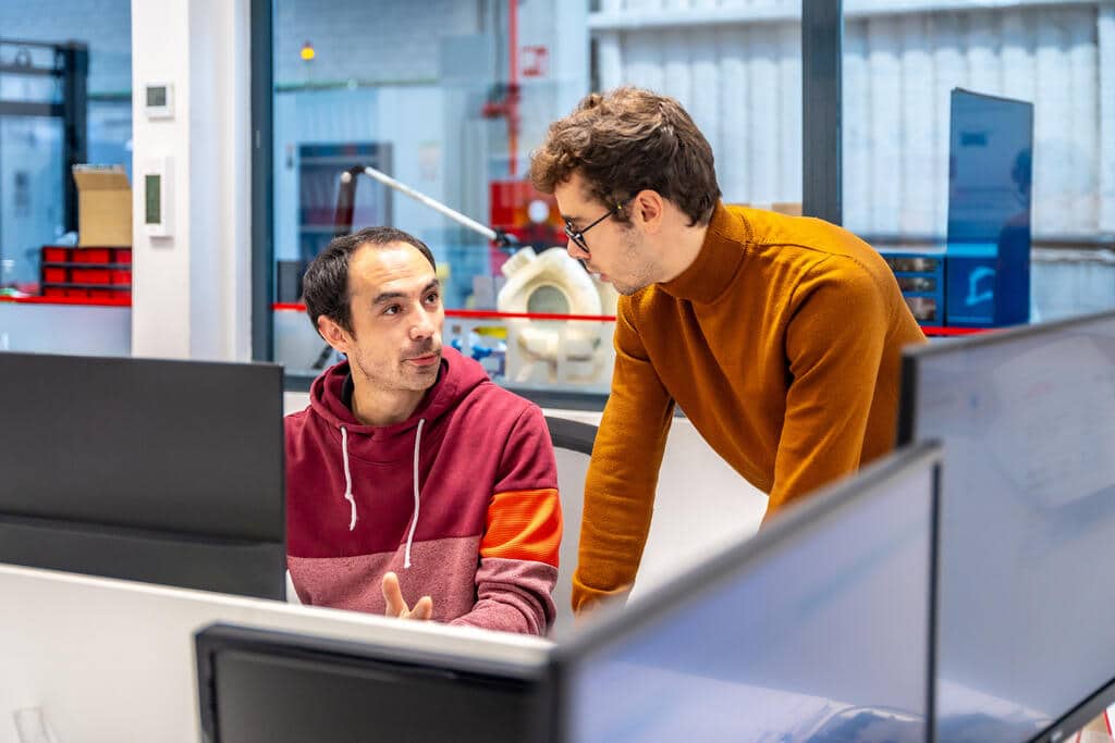 Profissionais aprendendo a ser especialista em inteligência artificial