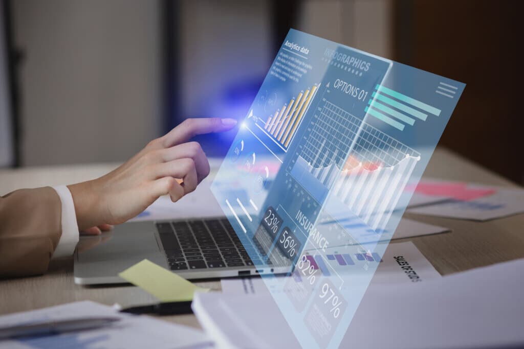 Pessoa usando o notebook para entender quais são os tipos de inteligência artificial