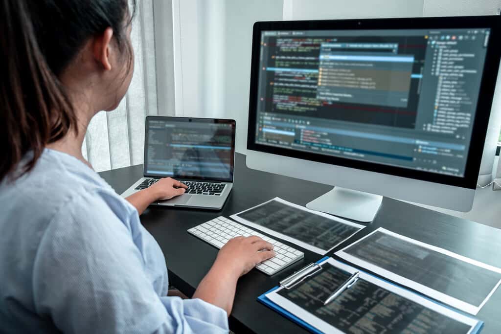 Cientista de dados no notebook usando banco de dados relacional e não relacional