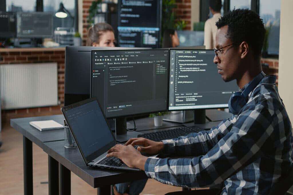 Profissional no computador aprendendo quais são os tipos de inteligência artificial
