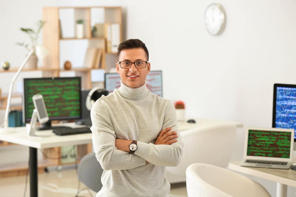 Profissional feliz porque aprendeu vue.js o que é