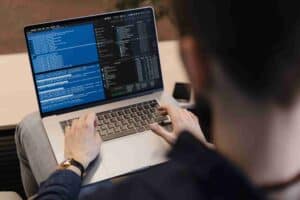 programador mostrando na tela o que é n8n