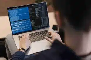 programador mostrando na tela o que é n8n