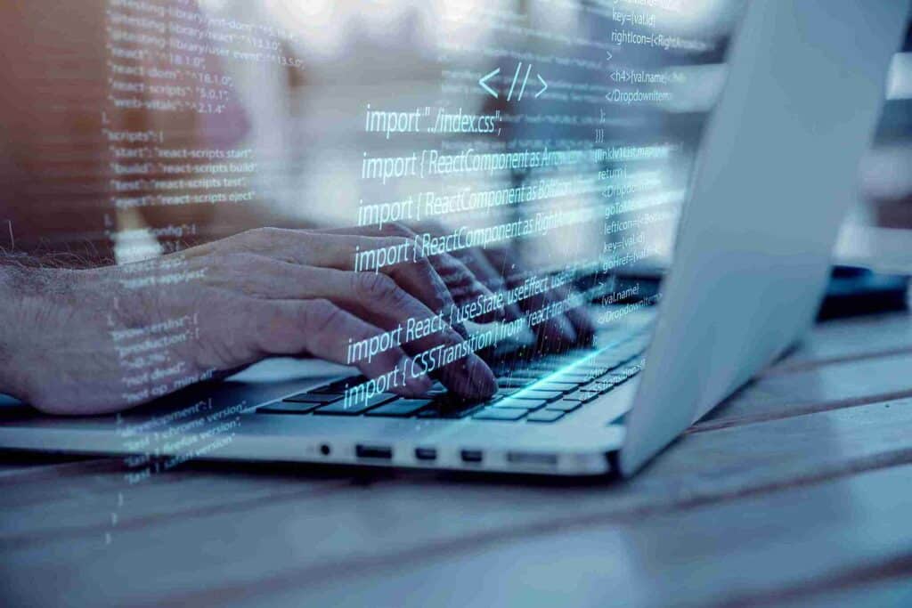 computador com códigos mostrando n8n o que é