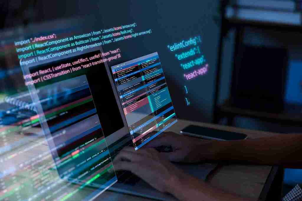 O que é Docker e por que você deveria aprender a usar essa ferramenta agora mesmo 7 Imagem ilustrativa sobre o que é Docker: desenvolvedor programando em um ambiente virtualizado com múltiplas telas de código