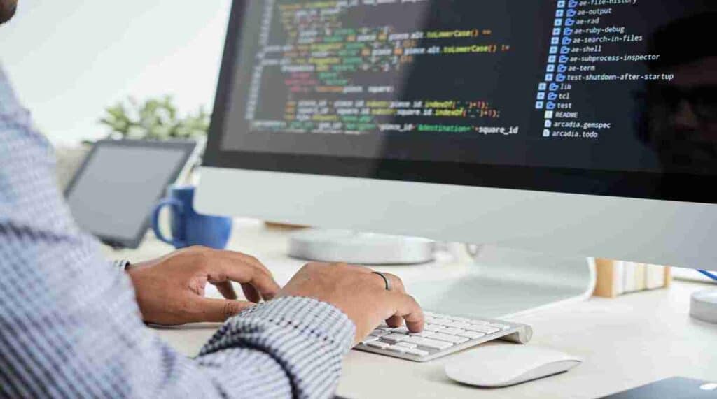 Pessoa programando em um ambiente de desenvolvimento integrado (IDE)