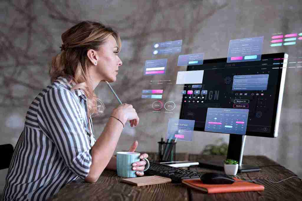Mulher programando em frente ao computador com várias interfaces gráficas, ilustrando o uso do LeetCode 