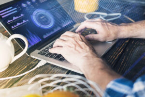 mão de homem sobre notebook fazendo teste automatizados