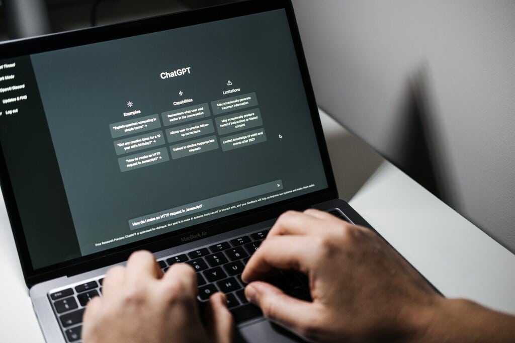 pessoa usando IA no notebook depois de aprender como usar o ChatGPT