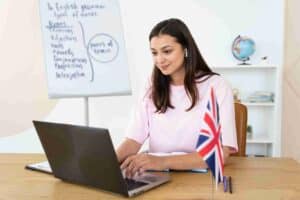 Mulher estudando Inglês para programadores no notebook.