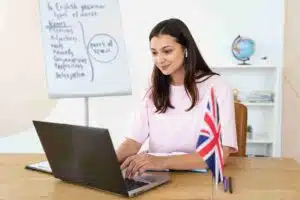 Mulher estudando Inglês para programadores no notebook.