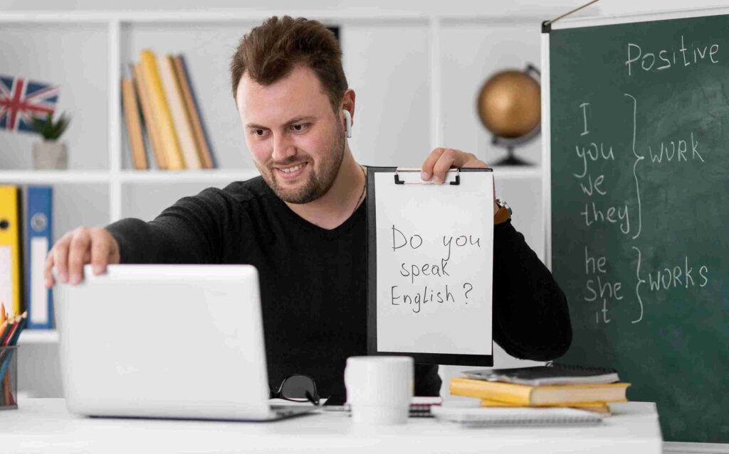 Homem ensinando Inglês para programadores online.