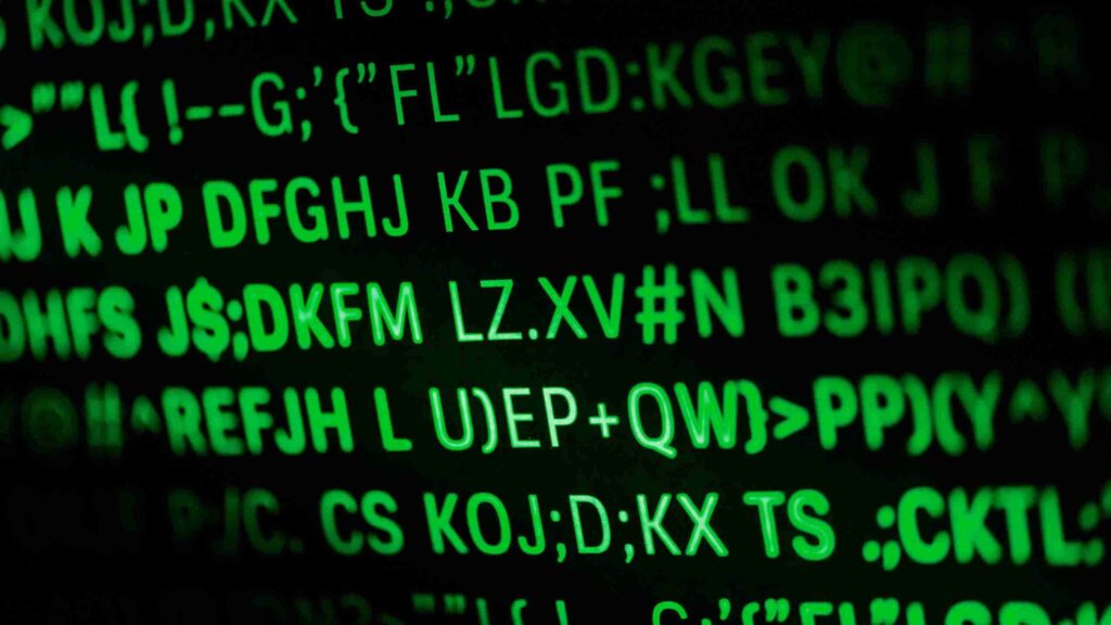Código criptografado em verde ilustrando conceitos de design patterns e segurança