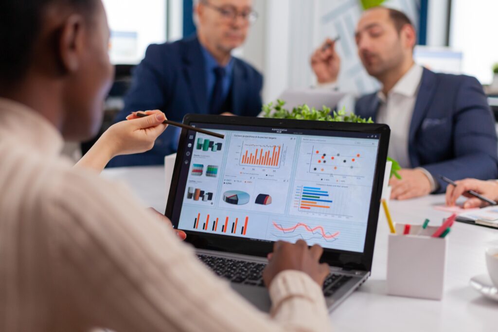 IA vai substituir analista de dados? Profissional estratégico usando inteligência artificial