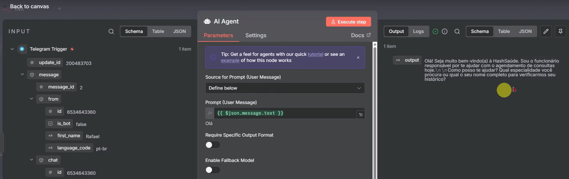 Tela dos parâmetros do agente de IA no n8n com os campos de input do lado esquerdo da imagem, as configurações do agente de IA ao centro e os outputs no lado direito