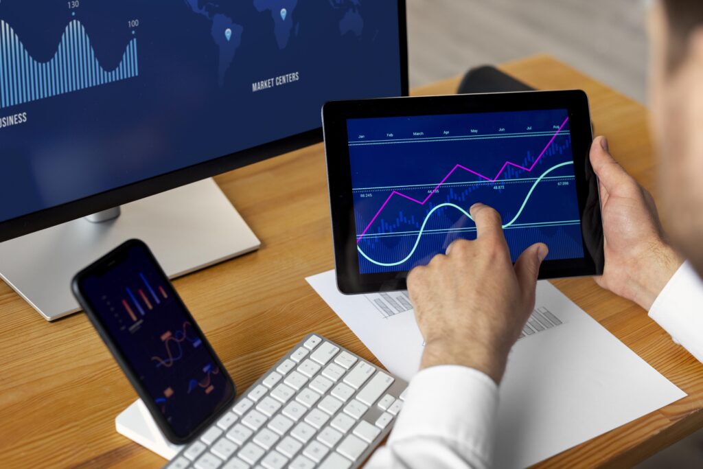 Foto de um profissional em frente ao computador, com ícones de projetos de dados (dashboards, código Python) ao fundo.