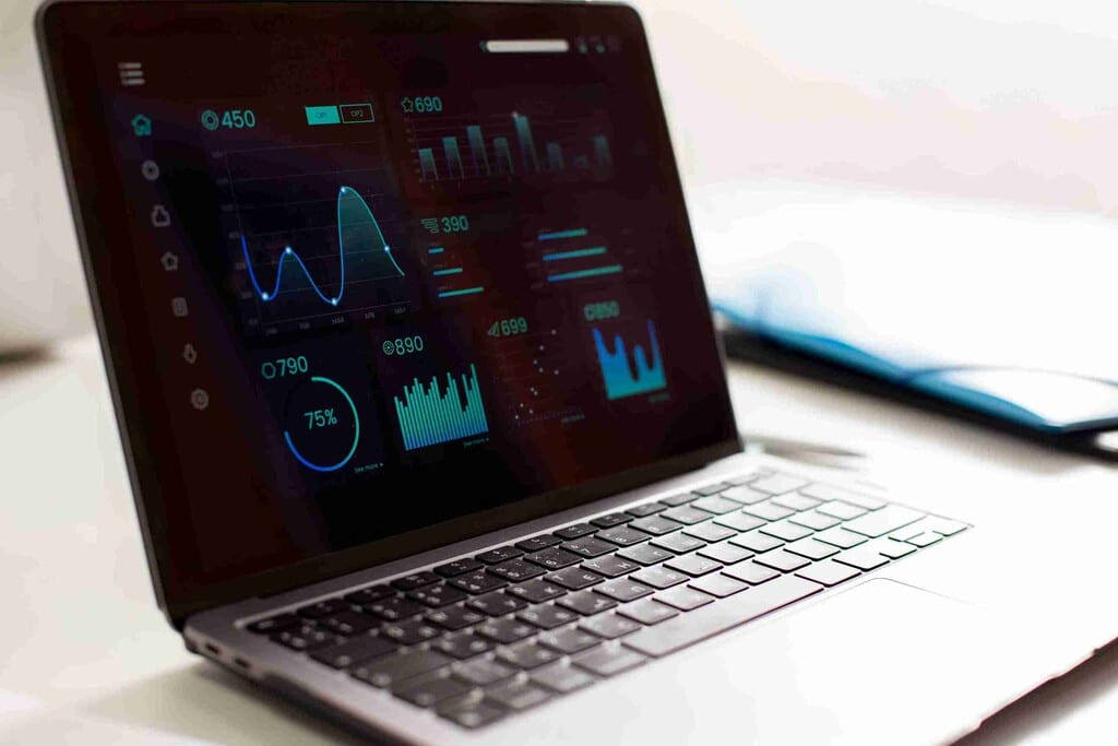 Tela de notebook exibindo painéis e gráficos interativos, ilustrando as principais certificações Power BI