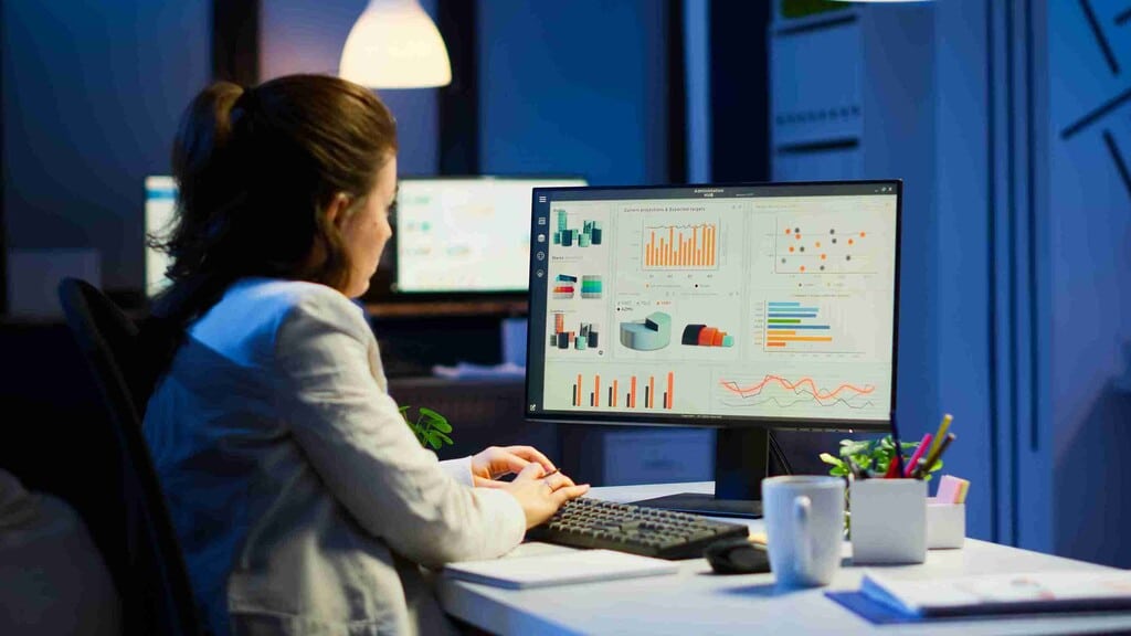 Profissional analisando dashboards em tela de computador, representando como as certificações Power BI podem impulsionar a carreira