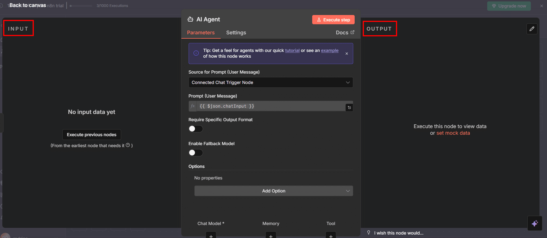 Visualização do editor do n8n mostrando o nó de Agente de IA. Os painéis laterais de Entrada (Input) e Saída (Output) estão destacados em vermelho para demonstrar onde os dados entram e saem do nó após a configuração