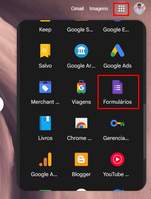 Tela do Google Apps aberta no navegador, com o ícone do menu de aplicativos destacado no canto superior direito e o ícone do Google Formulários destacado dentro do painel de apps