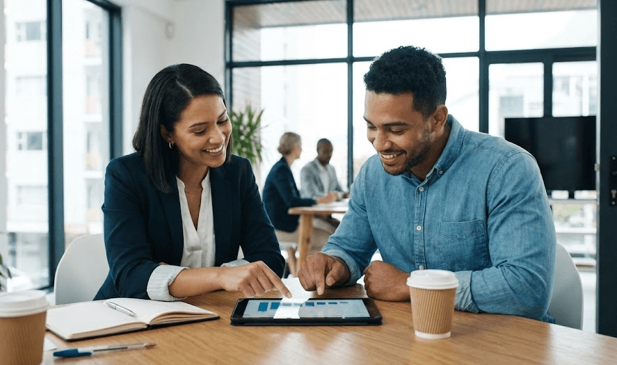líder analisando dados para feedback construtivo baseado em evidências